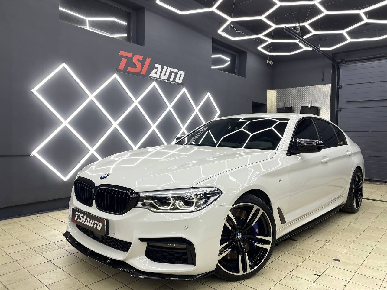 Шумоизоляция дверей и пола в салоне BMW 5 в Волгограде