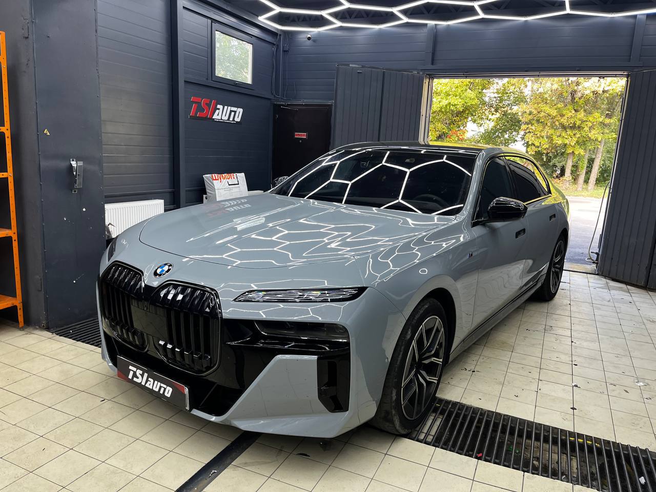 Шумоизоляция арок BMW 7 G70 в Волгограде