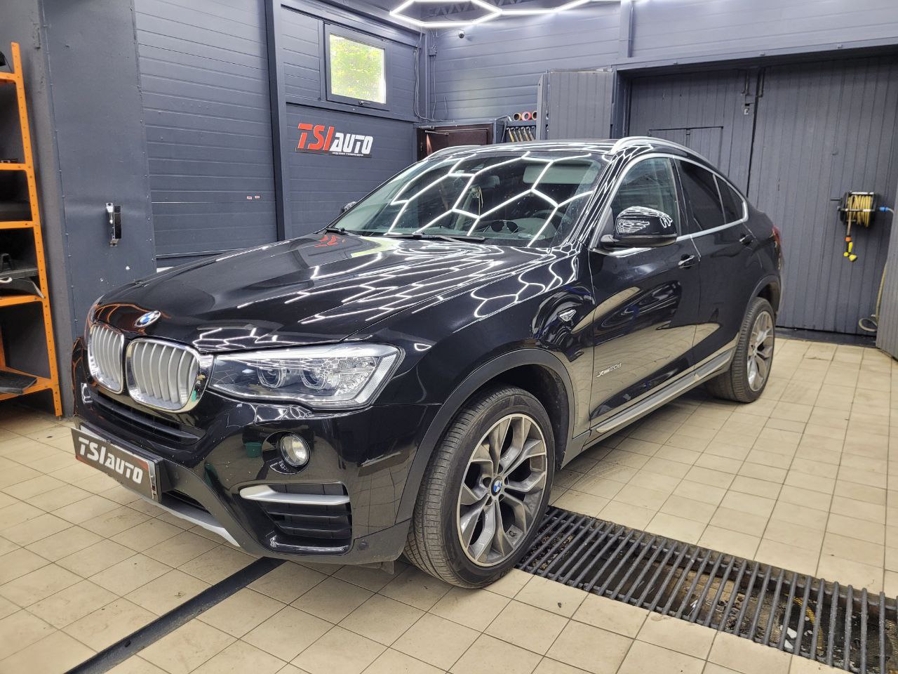 BMW X6 установка подсветки салона в Волгограде