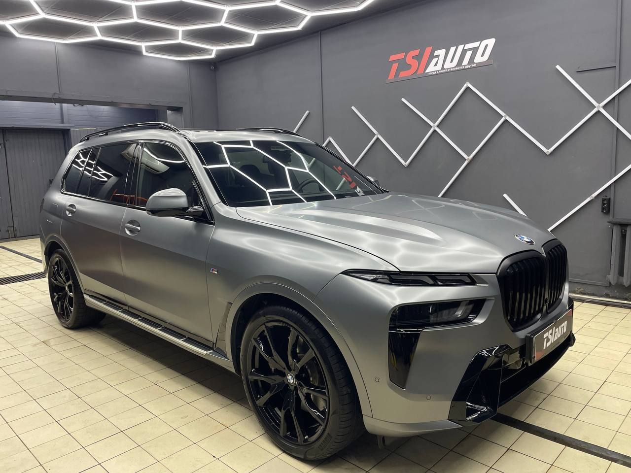 BMW X7 оклейка сатиновой плёнкой в Волгограде