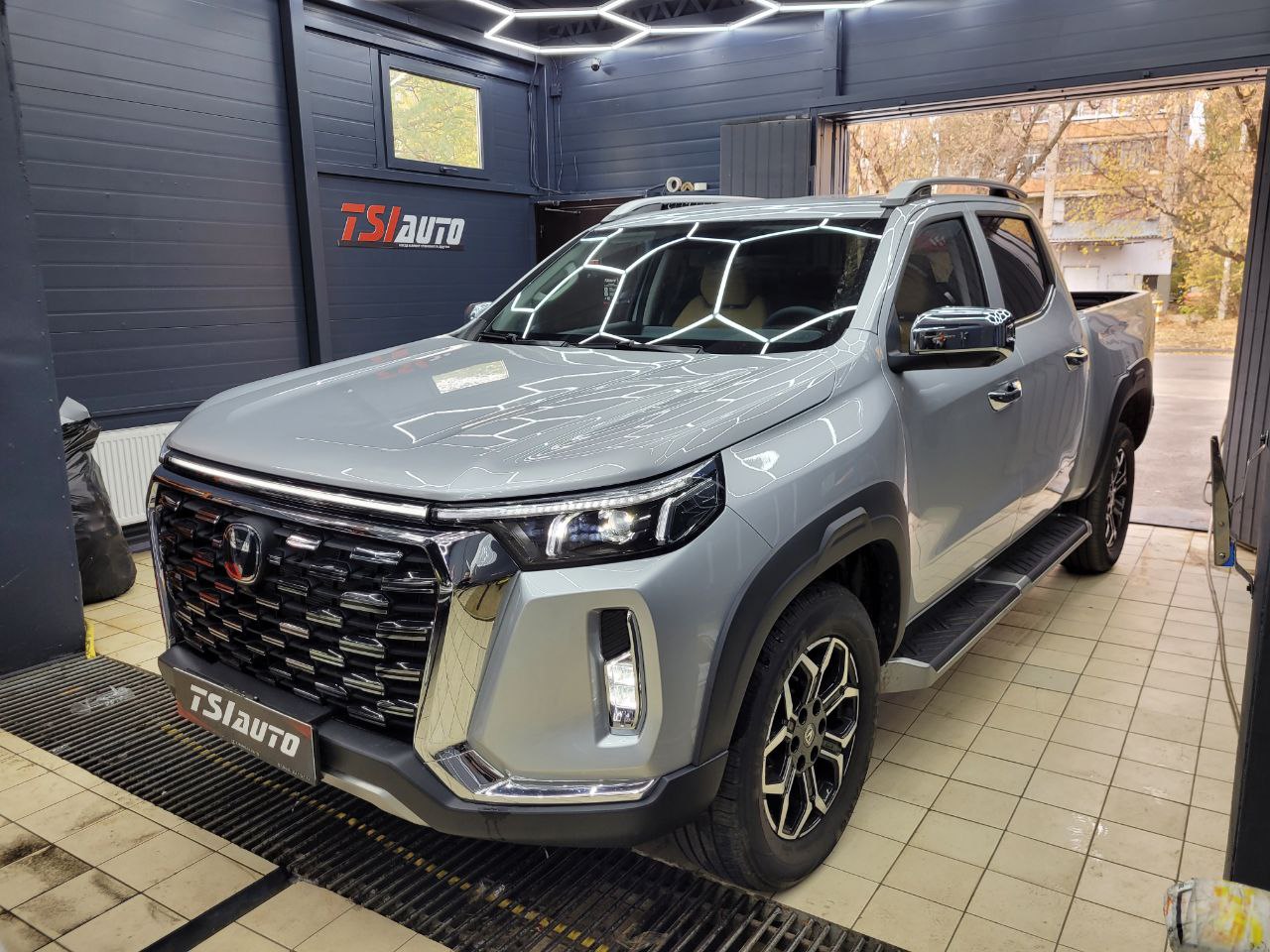 Оклейка пленкой фар Changan Hunter Plus в Волгограде