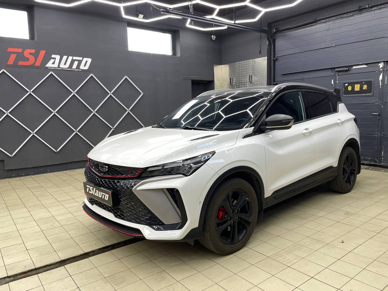 Geely Coolray установка сабвуфера и усилителя фото и цены