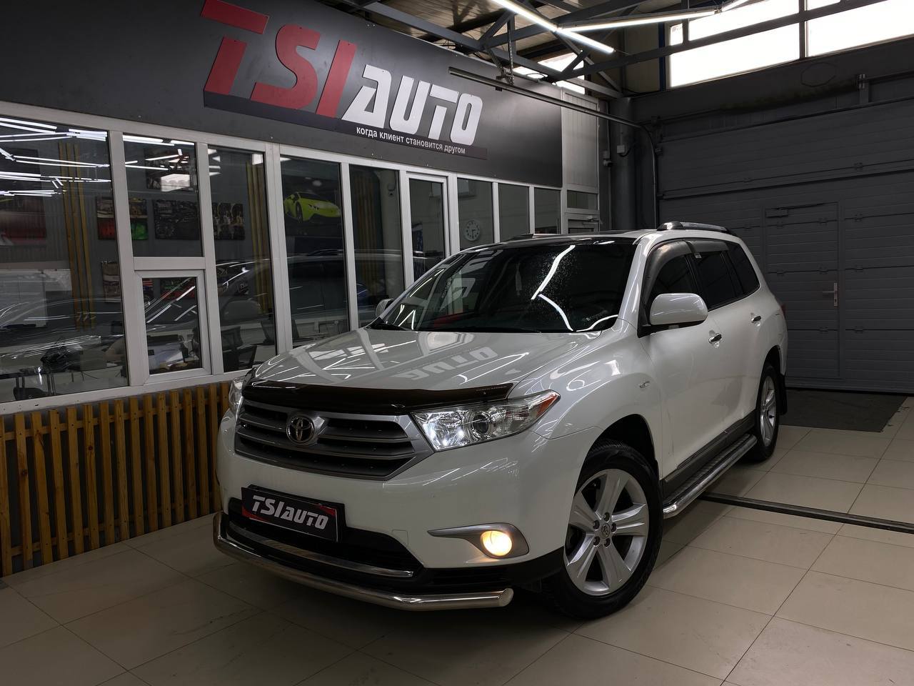 Оклейка Toyota Highlander бронепленкой в Волгограде