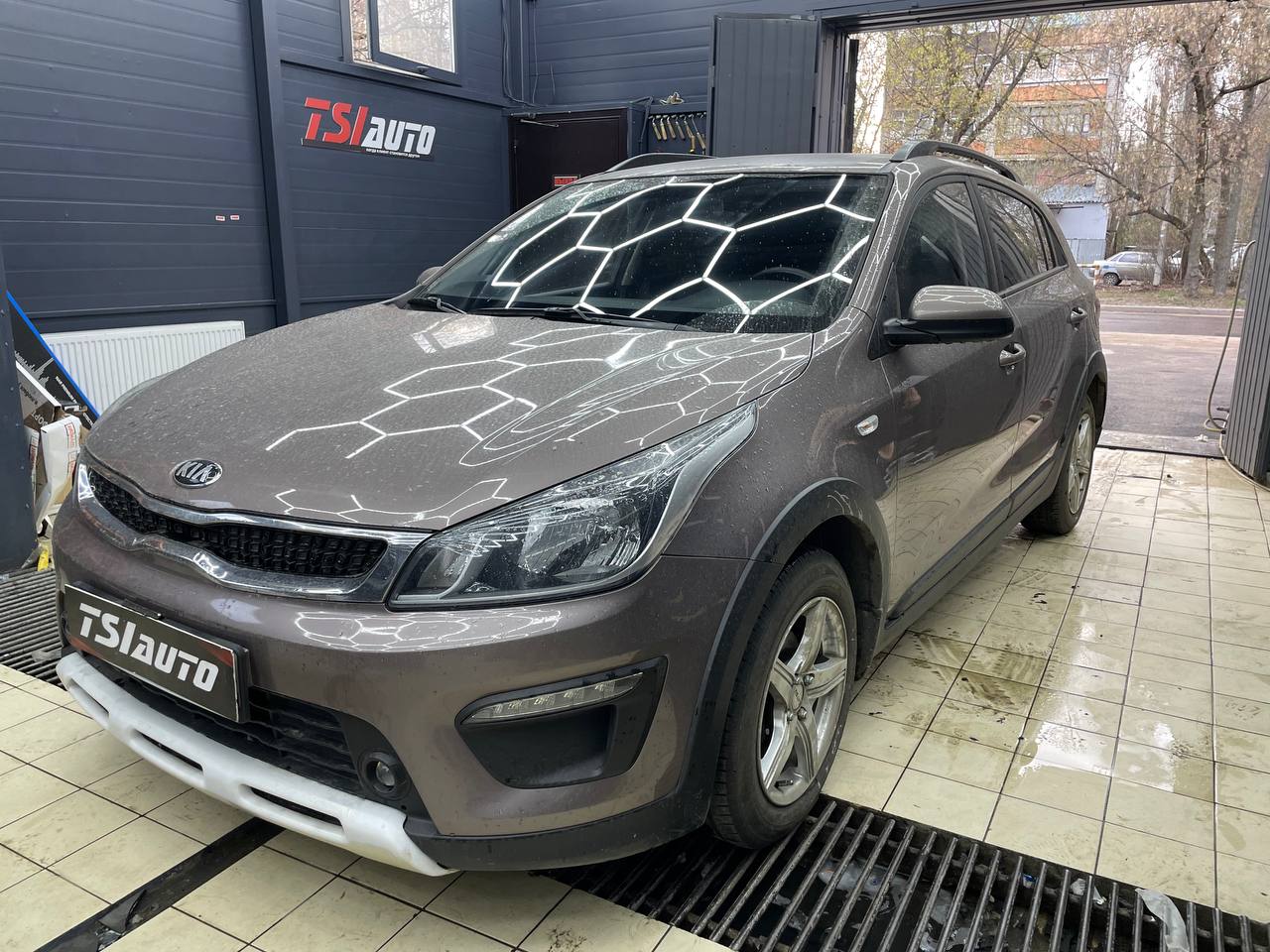 Kia Rio установка ГУ с камерой заднего вида в Волгограде