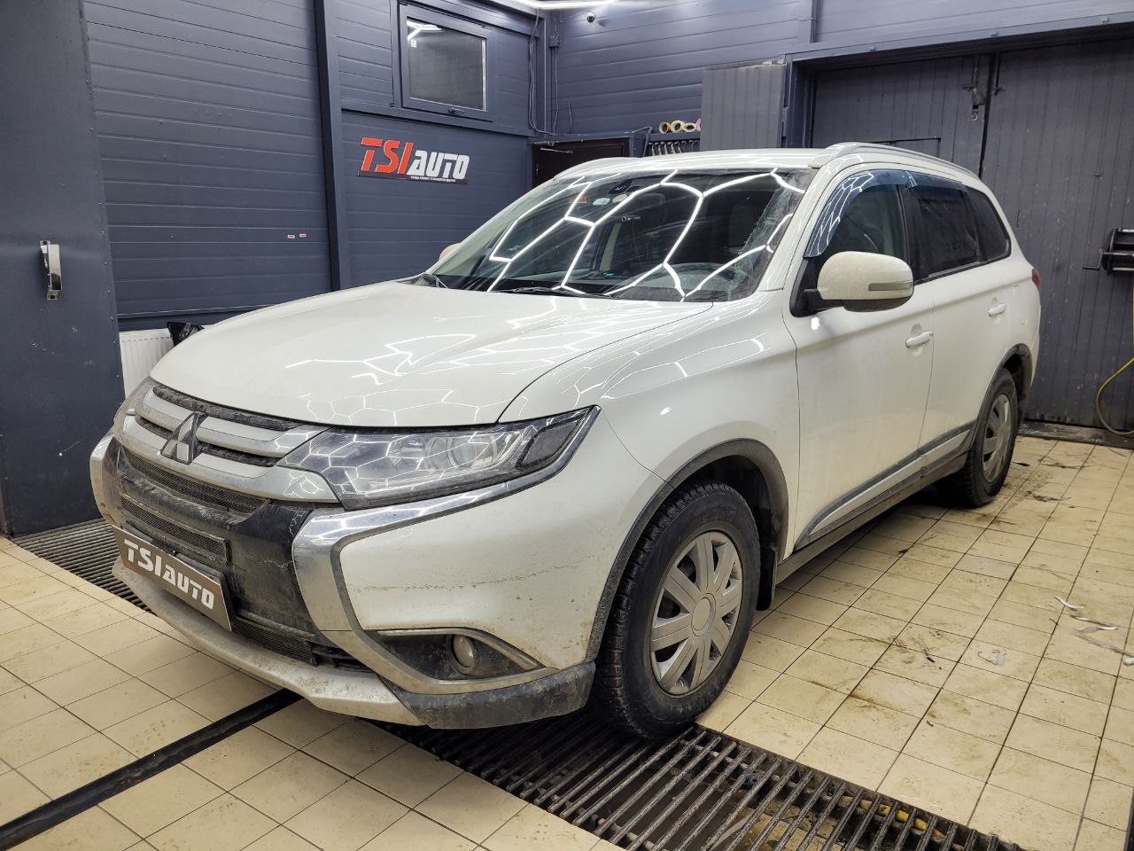 Замена головного устройства и установка камеры Mitsubishi Outlander XL в Волгограде