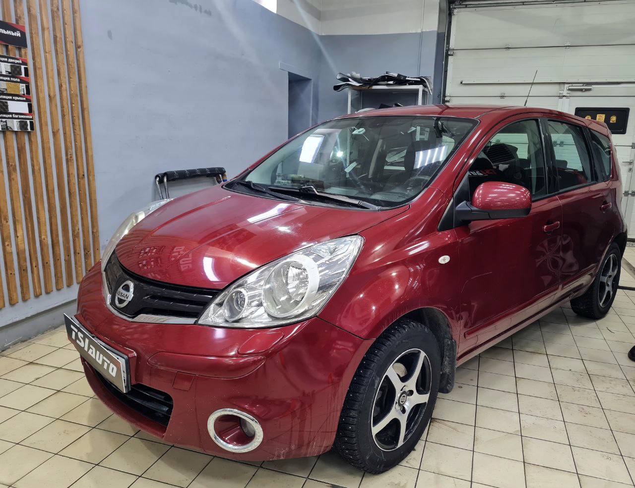 Nissan Note оклейка фар бронепленкой в Волгограде