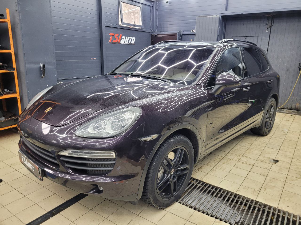 Тонировка фонарей Porsche Cayenne в Волгограде