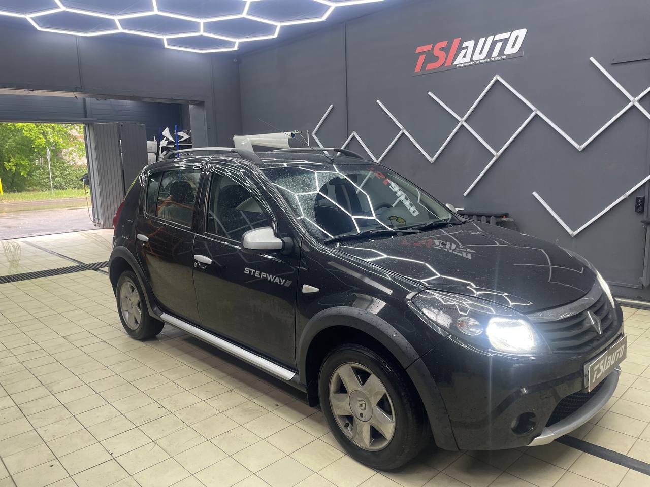 Замена головного устройства Renault Sandero в Волгограде