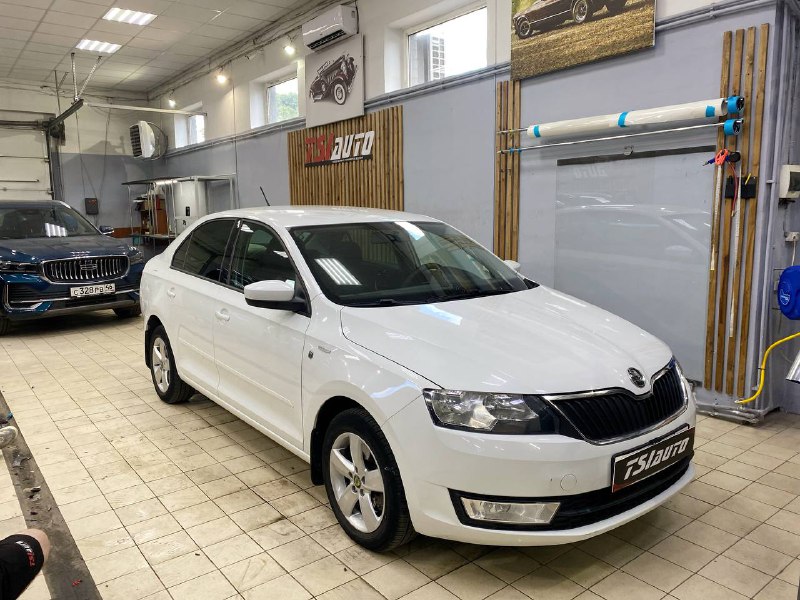 Skoda Rapid установка сабвуфера и усилителя фото и цены в Волгограде