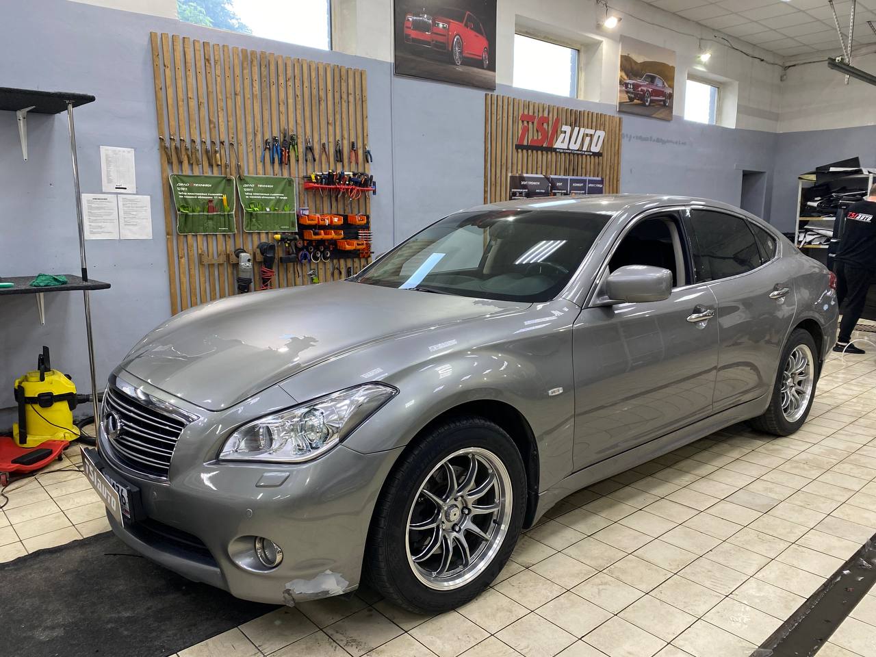 Infiniti Q70 восстановительная полировка фар в Волгограде