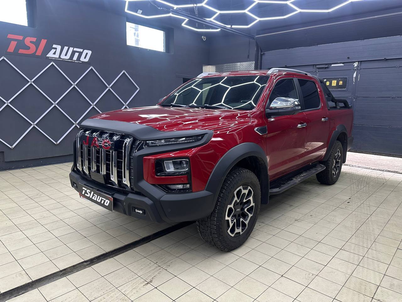 Оклейка пленкой Jac T9 в Волгограде