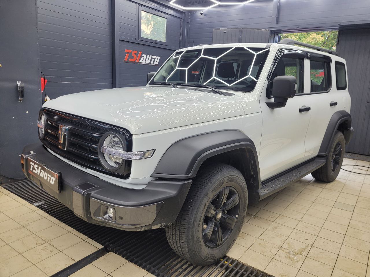 Танк 300 оклейка пленкой в Волгограде