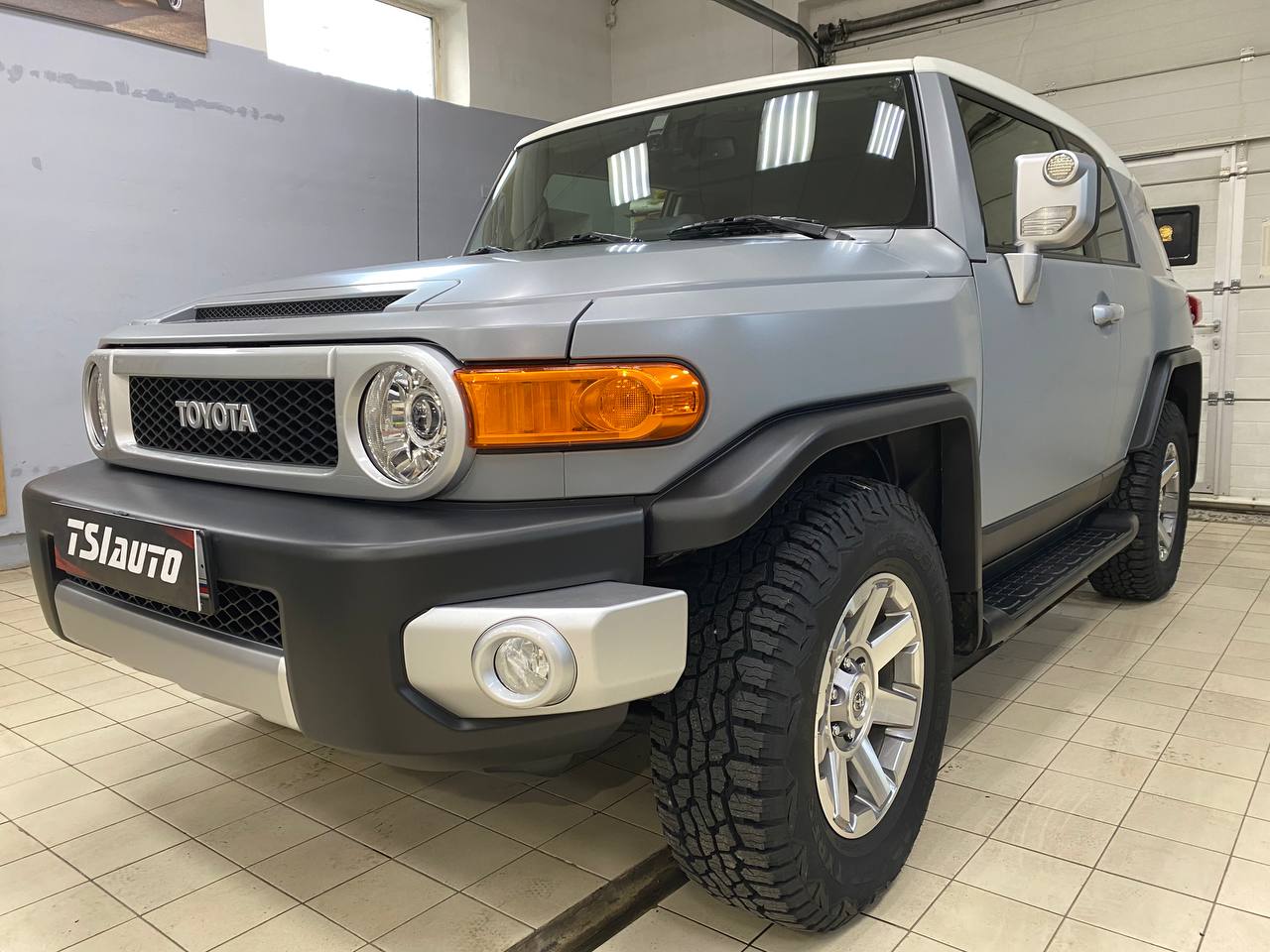 Оклейка матовой бронепленкой Toyota FJ Cruiser в Волгограде