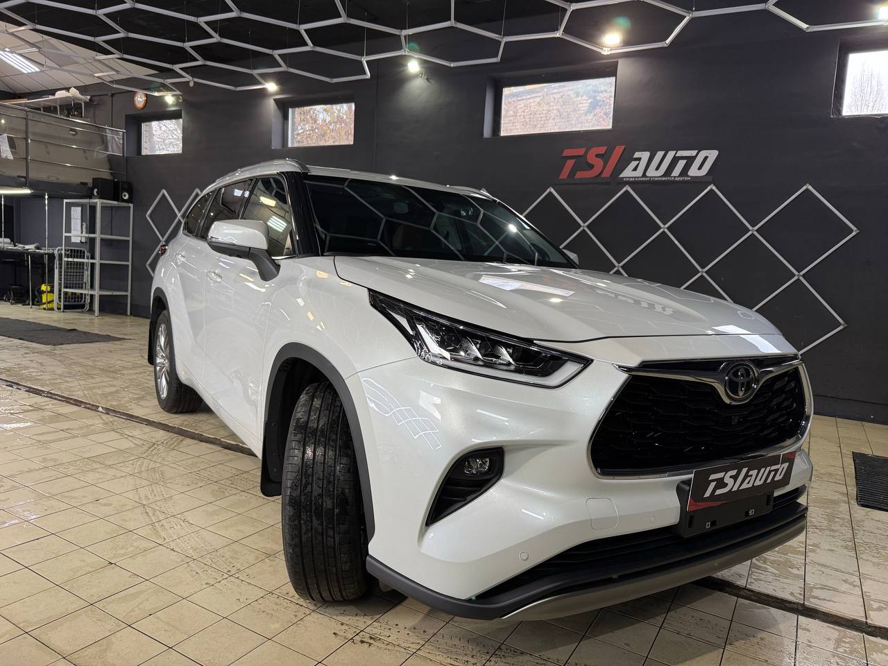 Полная оклейка пленкой Toyota Highlander XU70 в Волгограде