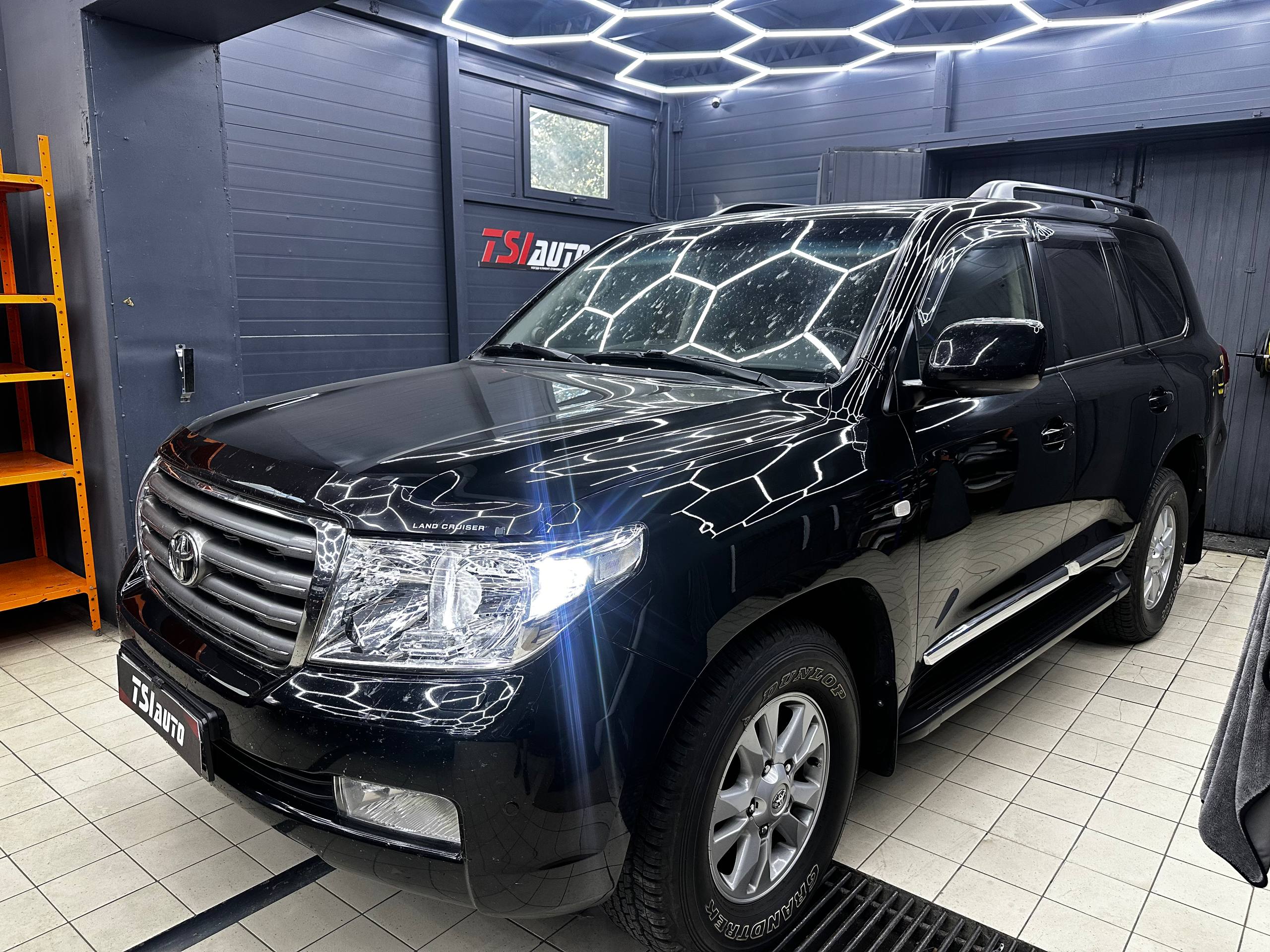 Контурная подсветка салона Toyota Land Cruiser 200 с управлением фото и цена установки