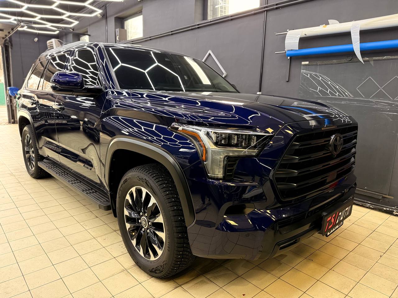 Полная оклейка пленкой Toyota Sequoia в Волгограде
